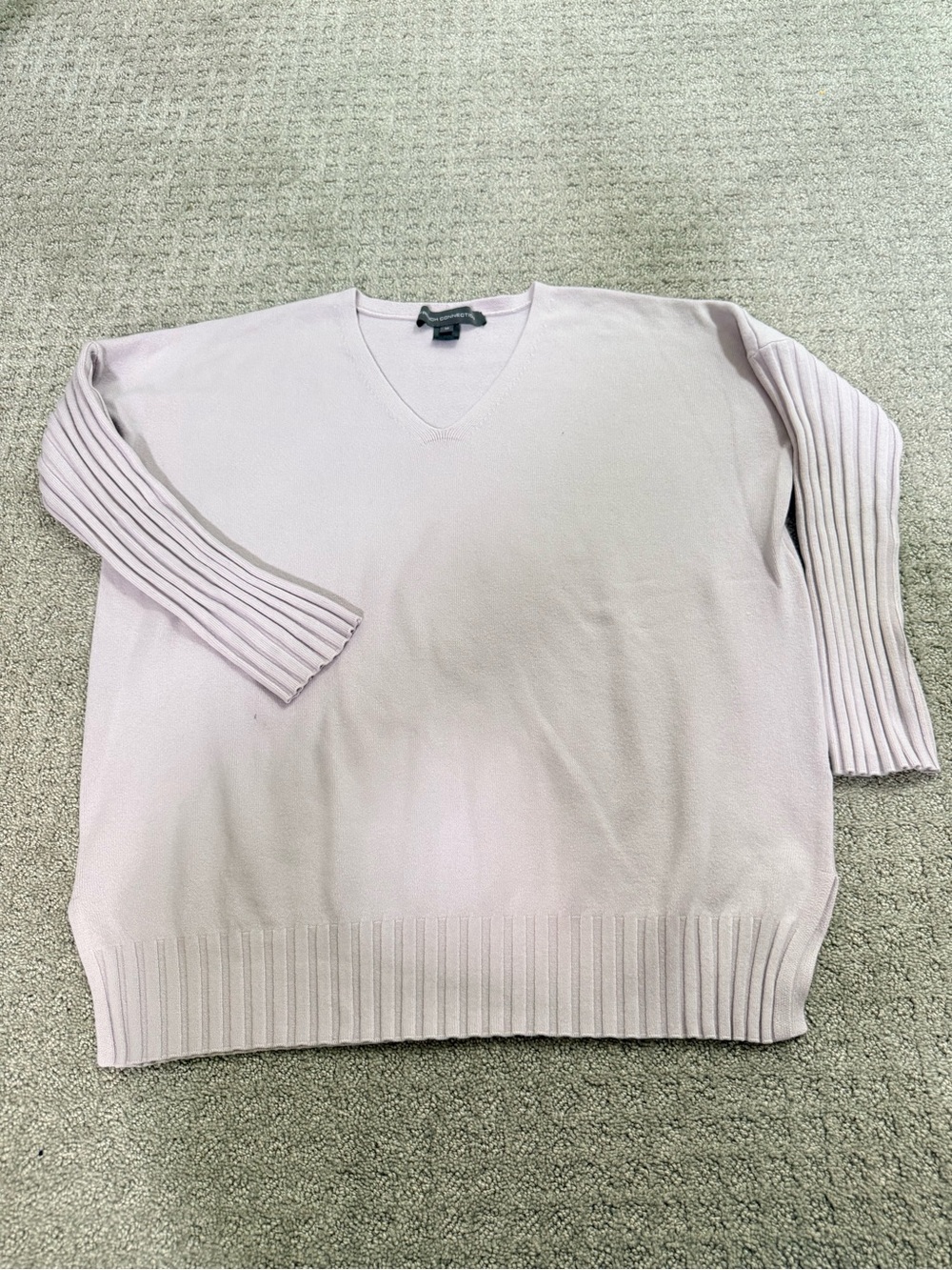 Women’s V-Neck Lightweight Sweater in Pale Lilac